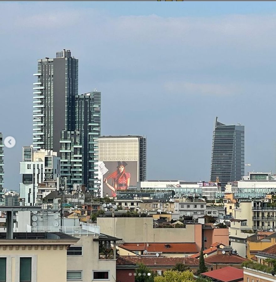 Η Dua Lipa άνοιξε την Εβδομάδα Μόδας του Μιλάνου - Μπήκε σε Billboard στην Times Square