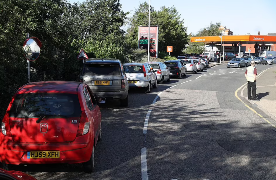 Βρετανία: Ο Τζόνσον βγάζει τον στρατό για τις μεταφορές καυσίμων 