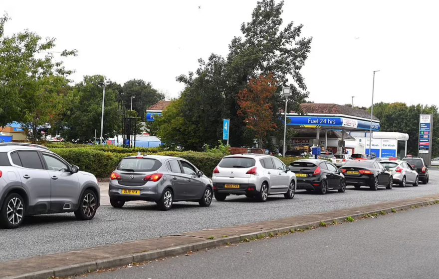 Βρετανία: Ο Τζόνσον βγάζει τον στρατό για τις μεταφορές καυσίμων 