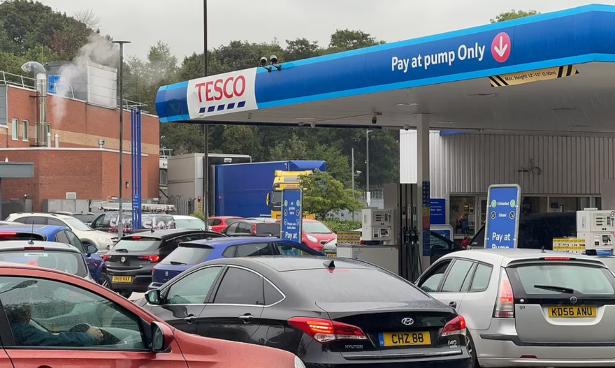 Βρετανία: Ο Τζόνσον βγάζει τον στρατό για τις μεταφορές καυσίμων 