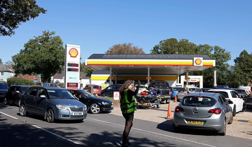 Βρετανία: Ο Τζόνσον βγάζει τον στρατό για τις μεταφορές καυσίμων 