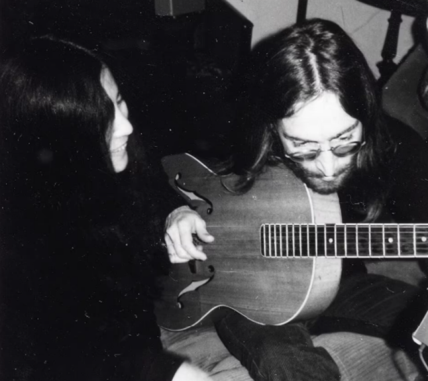 Δανία: Μια κασέτα με ένα ακυκλοφόρητο τραγούδι του Τζον Λένον πουλήθηκε για σχεδόν 50.000 ευρώ σε δημοπρασία - Δείτε βίντεο