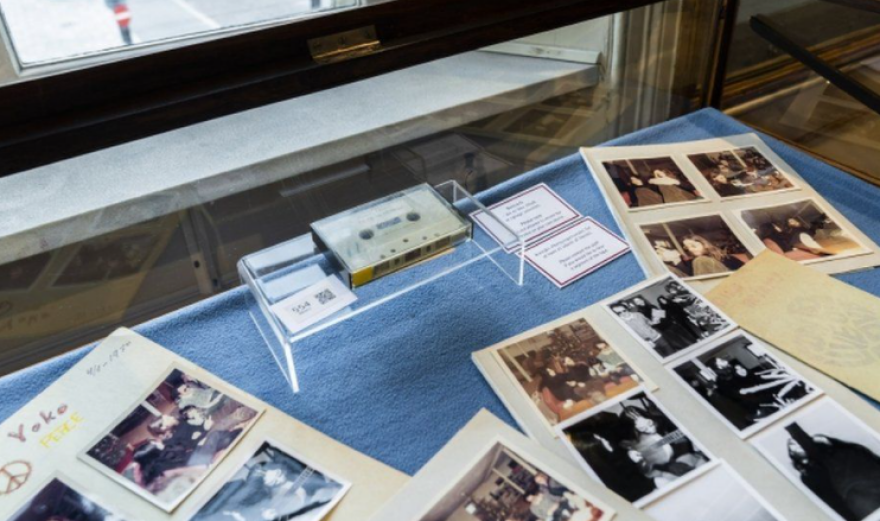 Δανία: Μια κασέτα με ένα ακυκλοφόρητο τραγούδι του Τζον Λένον πουλήθηκε για σχεδόν 50.000 ευρώ σε δημοπρασία - Δείτε βίντεο