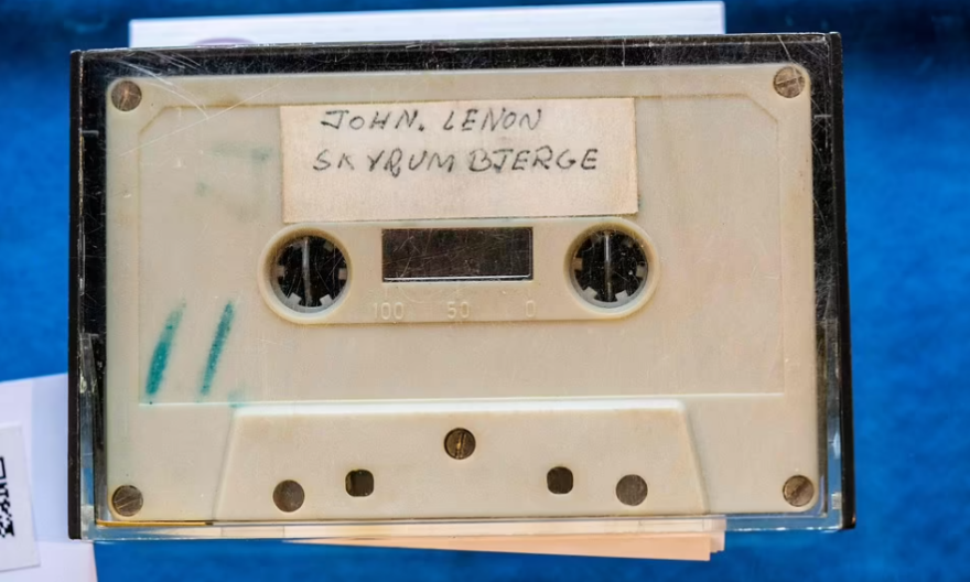 Δανία: Μια κασέτα με ένα ακυκλοφόρητο τραγούδι του Τζον Λένον πουλήθηκε για σχεδόν 50.000 ευρώ σε δημοπρασία - Δείτε βίντεο