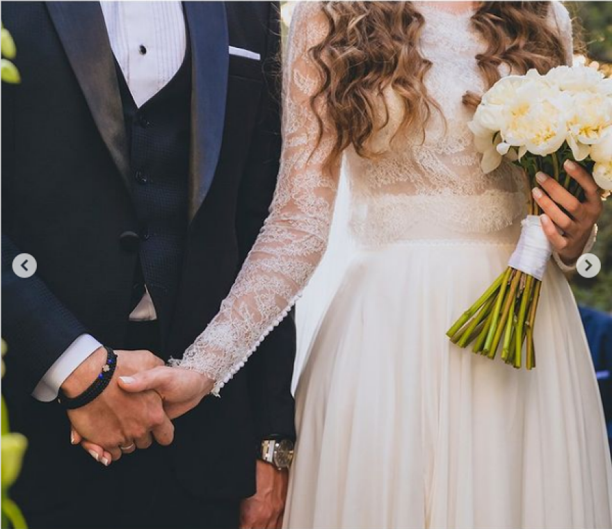 Άκης Πετρετζίκης - Κωνσταντίνα Παπαμιχάηλ: Το άλμπουμ του γάμου τους - «Δεν πίστευα ποτέ πως θα νιώσω τόση ευτυχία» λέει ο σεφ