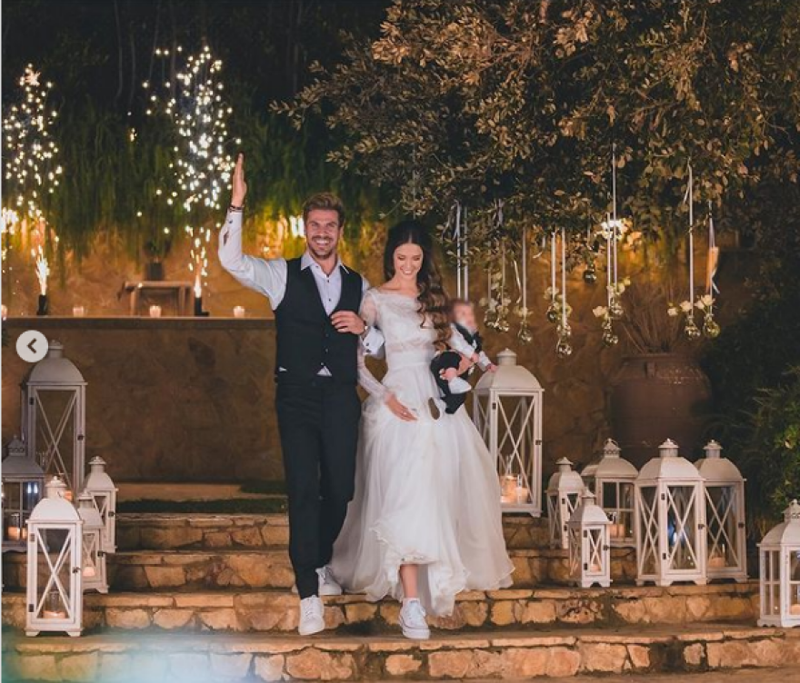 Άκης Πετρετζίκης - Κωνσταντίνα Παπαμιχάηλ: Το άλμπουμ του γάμου τους - «Δεν πίστευα ποτέ πως θα νιώσω τόση ευτυχία» λέει ο σεφ