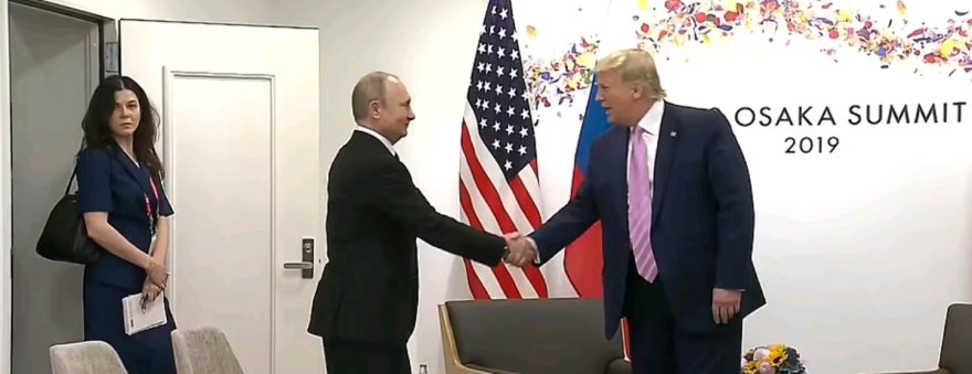 Ρωσία: Η εκρηκτική διερμηνέας που «προσέλαβε» ο Πούτιν για να «ξεμυαλίσει» τον Τραμπ το 2019