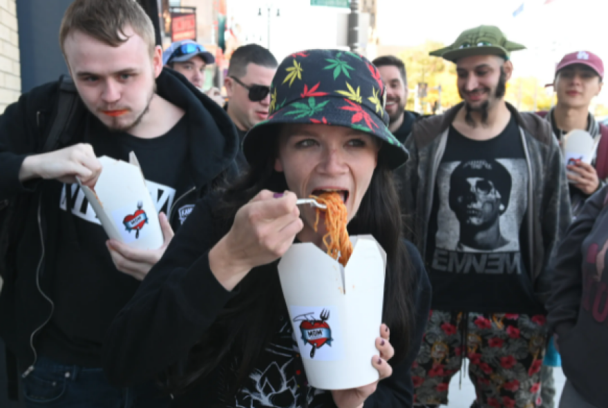 Έμινεμ: Ουρές έξω από το νέο εστιατόριο του ράπερ στο Ντιτρόιτ για τα «Μακαρόνια της Μαμάς» - Δείτε βίντεο