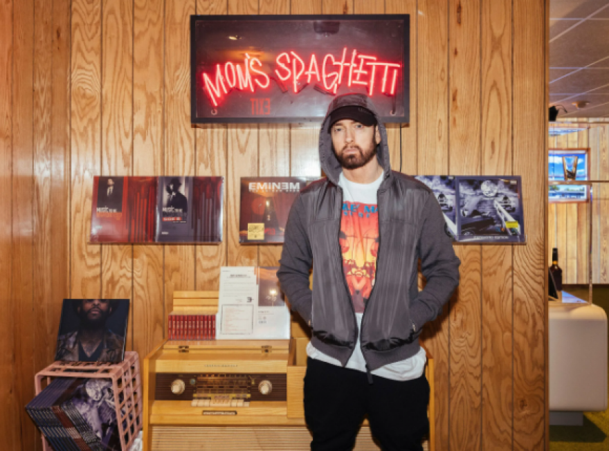 Έμινεμ: Ουρές έξω από το νέο εστιατόριο του ράπερ στο Ντιτρόιτ για τα «Μακαρόνια της Μαμάς» - Δείτε βίντεο