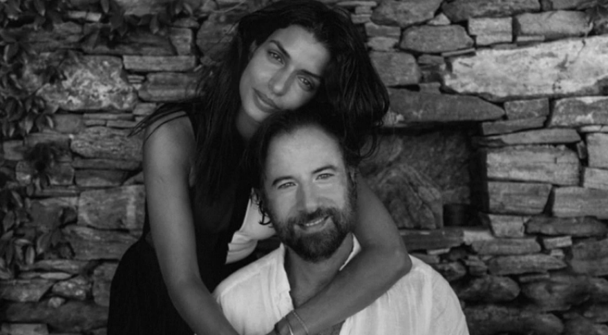 Τόνια Σωτηροπούλου - Κωστής Μαραβέγιας: Ο γάμος τους στην Ύδρα - Οι μπομπονιέρες και η τούρτα-κέρασμα στους φωτογράφους