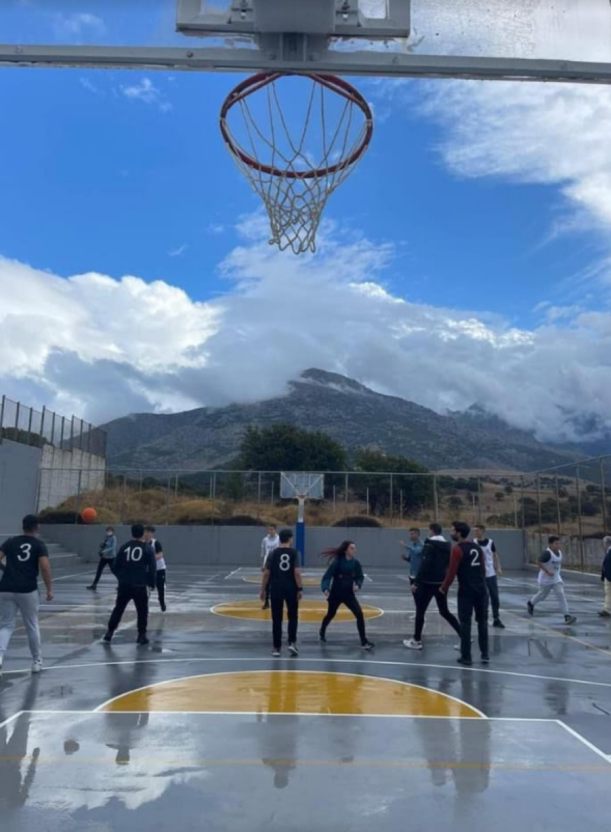 Παραδόθηκαν στα παιδιά της Σαμοθράκης τα γήπεδα που τους υποσχέθηκε ο Κυριάκος Μητσοτάκης