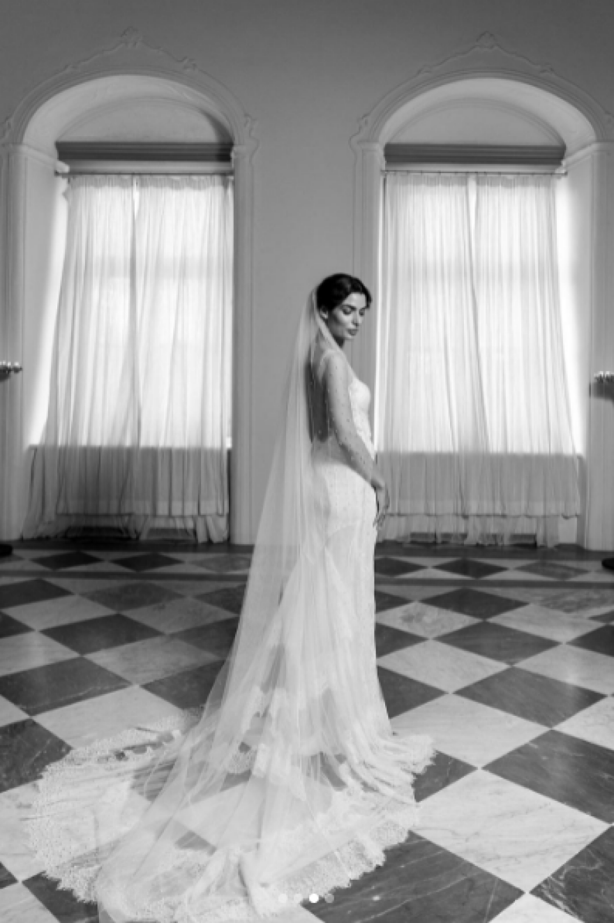 To ρομαντικό νυφικό της Τόνιας Σωτηροπούλου και το ιδιαίτερο κοστούμι του Κωστή Μαραβέγια - Φωτογραφίες