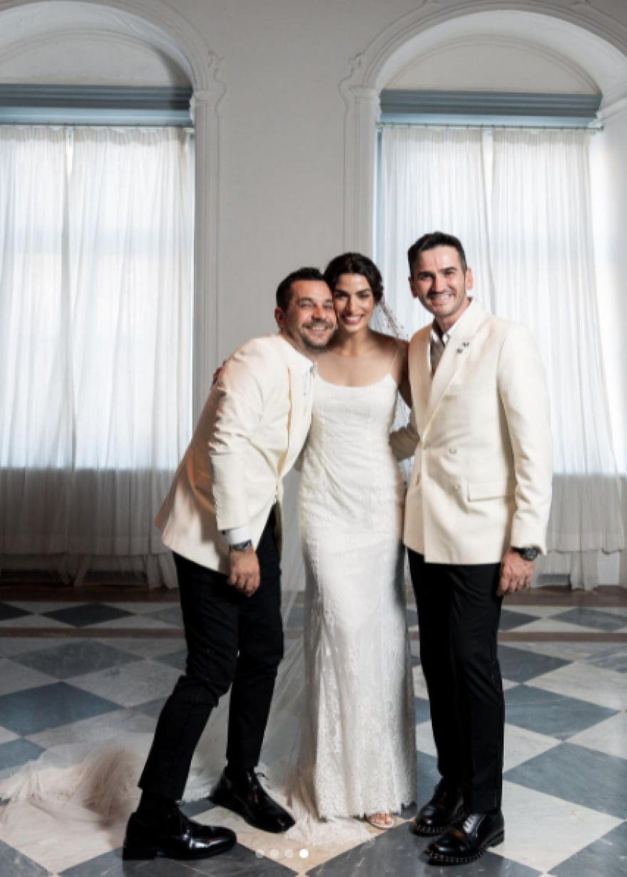 To ρομαντικό νυφικό της Τόνιας Σωτηροπούλου και το ιδιαίτερο κοστούμι του Κωστή Μαραβέγια - Φωτογραφίες
