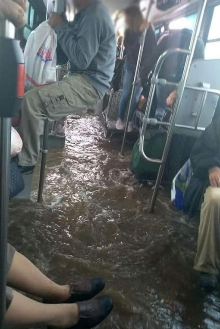 Κακοκαιρία Μπάλλος: Από τον Οκτώβριο του 2019 η viral φωτογραφία με το πλημμυρισμένο λεωφορείο