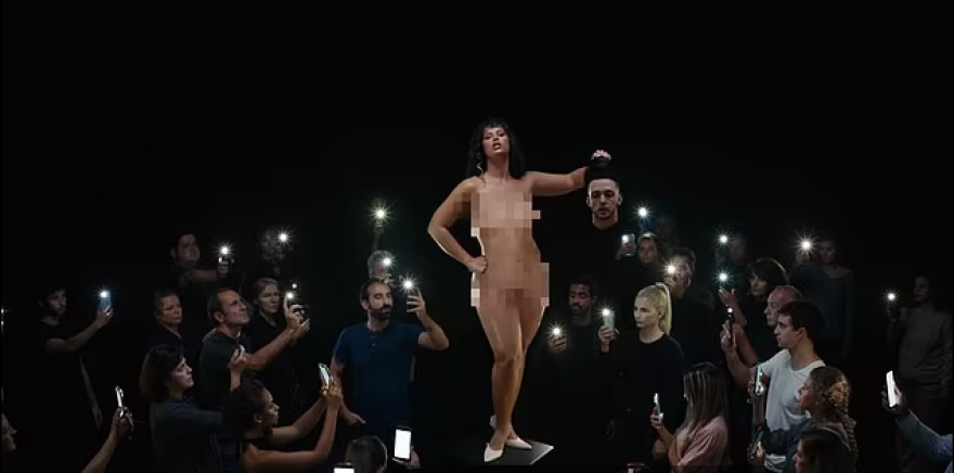 Σάλος με βίντεο κλιπ που δείχνει ράπερ και τραγουδίστρια να χορεύουν αισθησιακά σε καθεδρικό ναό του Τολέδο