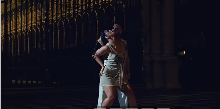 Σάλος με βίντεο κλιπ που δείχνει ράπερ και τραγουδίστρια να χορεύουν αισθησιακά σε καθεδρικό ναό του Τολέδο