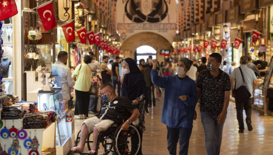 Η τουρκική οικονομία βυθίζεται και ο Ερντογάν καρατομεί τους υπουργούς του