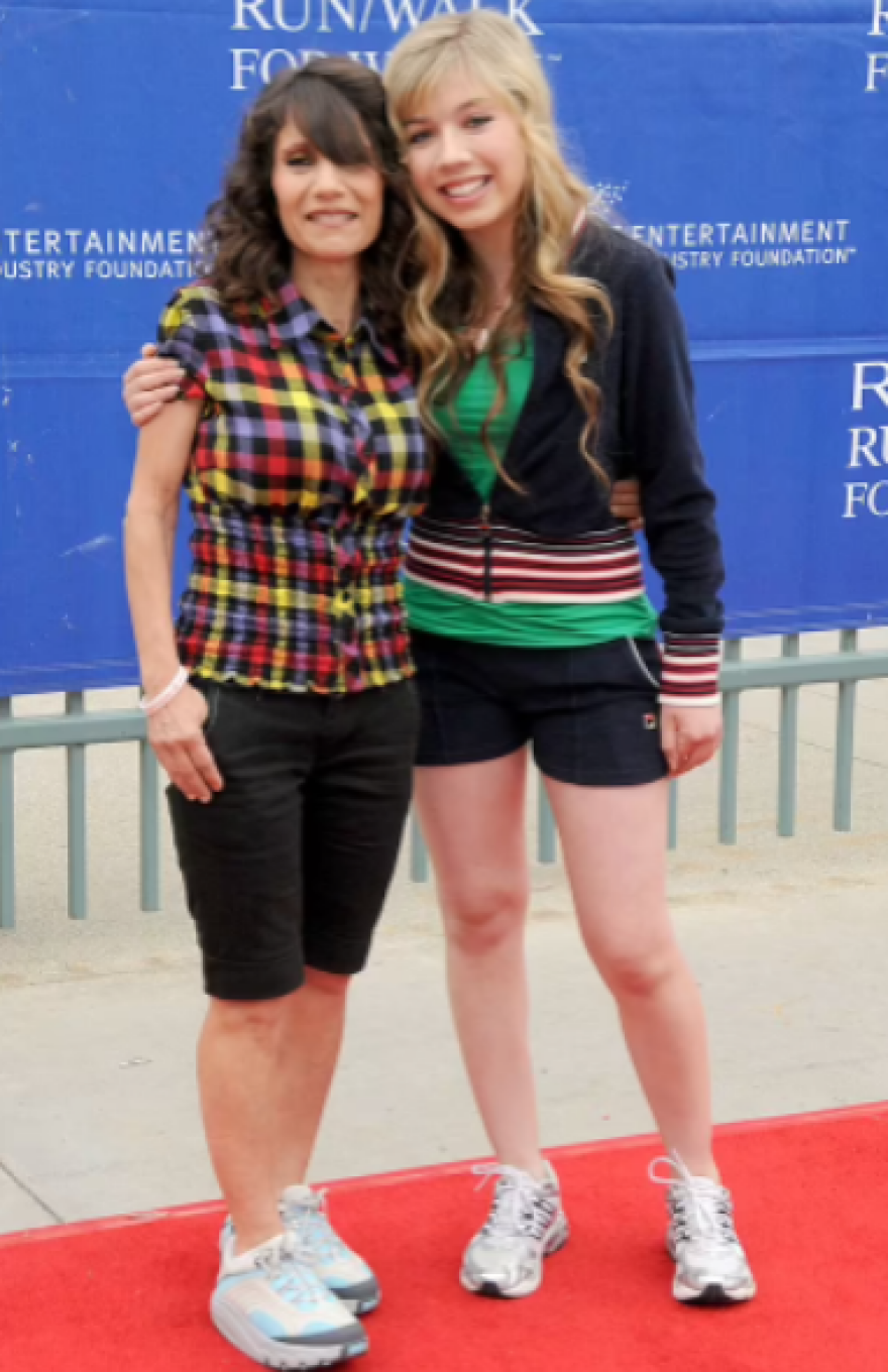 Τζενέτ ΜακΚέρντι: Η πρώην σταρ του iCarly περιγράφει τη μάχη με την ανορεξία που της προκάλεσε η μητέρα της 