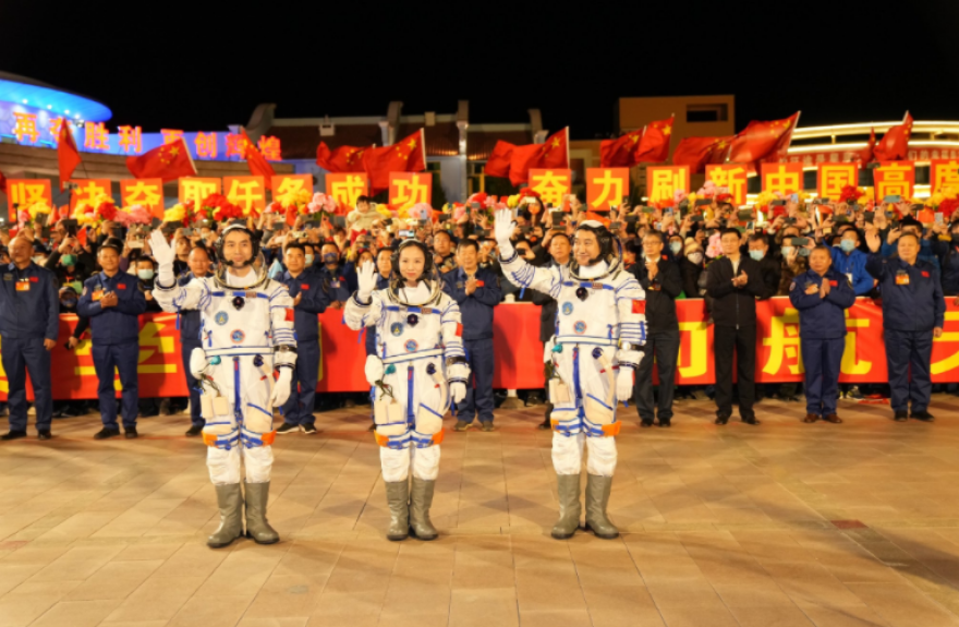 Κινέζοι αστροναύτες έφθασαν στον διαστημικό τους σταθμό - θα παραμείνουν για έξι μήνες στο διάστημα - Δείτε βίντεο
