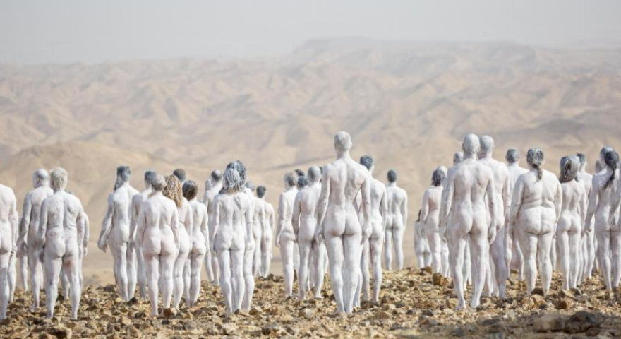 Ισραήλ: Διακόσιοι άνθρωποι πόζαραν γυμνοί για να σώσουν τη Νεκρά Θάλασσα - Δείτε φωτογραφίες