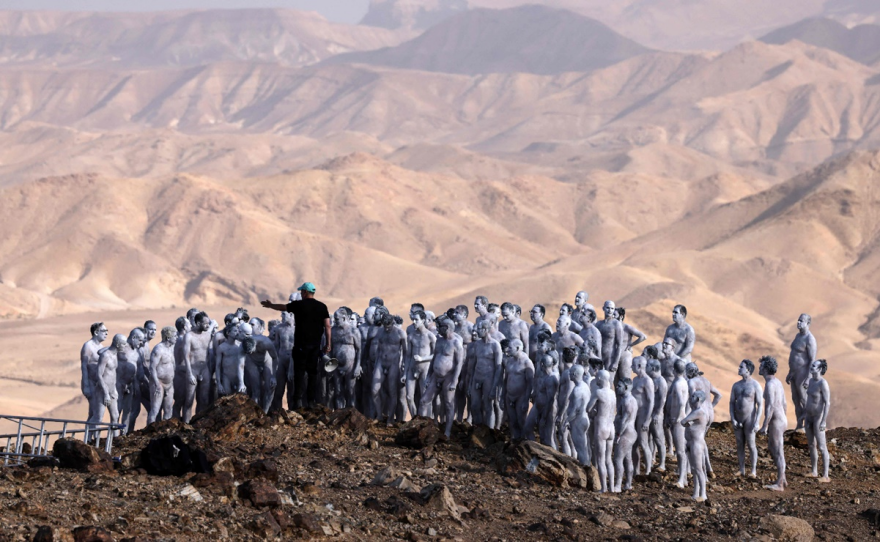 Ισραήλ: Διακόσιοι άνθρωποι πόζαραν γυμνοί για να σώσουν τη Νεκρά Θάλασσα - Δείτε φωτογραφίες