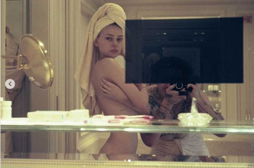 Ο Μπρούκλιν Μπέκαμ αποκαλεί τη Νίκολα Πελτζ «σύζυγο για μια ζωή» και την φωτογραφίζει γυμνή