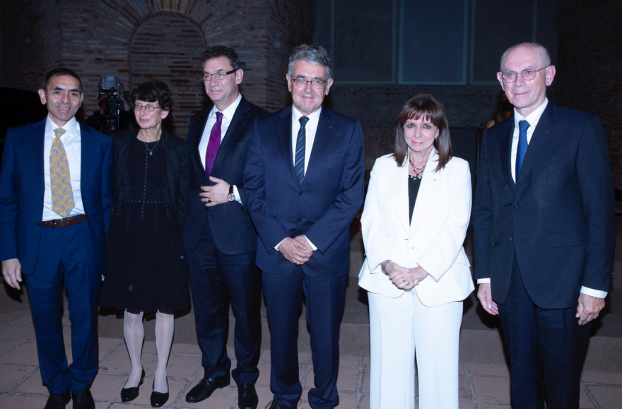 Βραβείο «Αυτοκράτειρα Θεοφανώ»: Στο ζευγάρι επιστημόνων που ανέπτυξε το πρώτο εμβόλιο ενάντια στον κορωνοϊό
