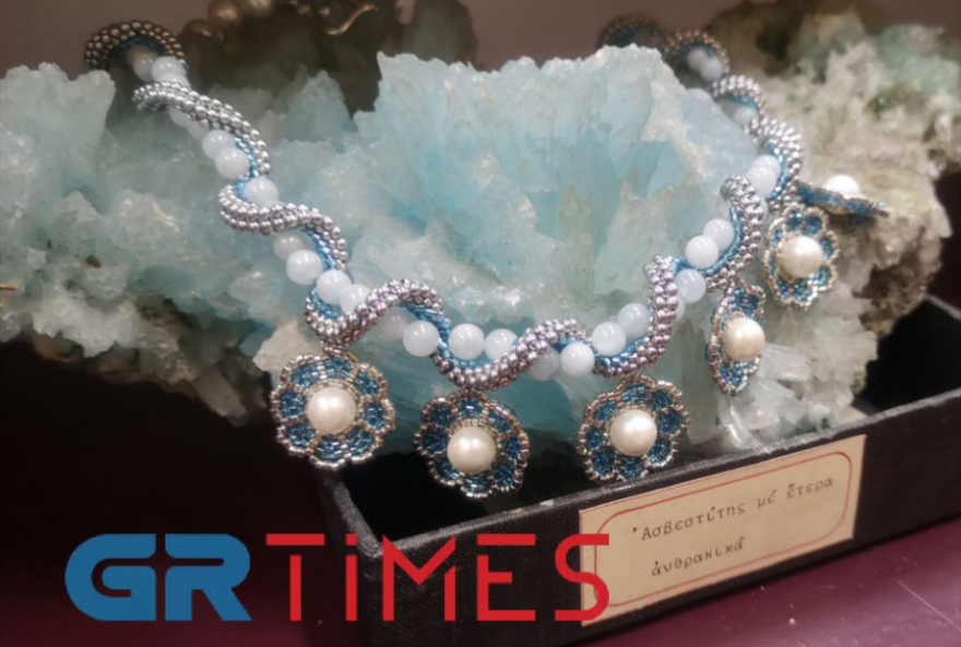 Περιδέραιο από ορυκτά στα χρώματα της ελληνικής σημαίας - Δείτε βίντεο και φωτογραφίες