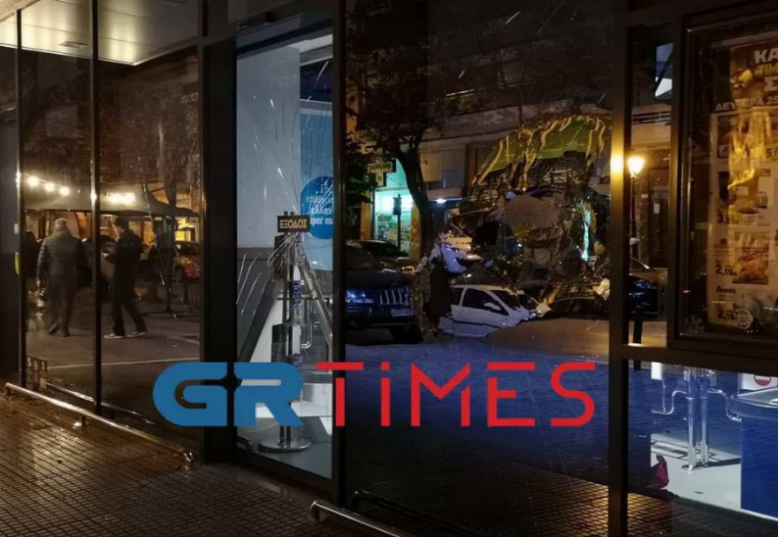 Σοβαρά επεισόδια μεταξύ αντιεξουσιαστών και Αστυνομίας στη Θεσσαλονίκη - Έγιναν 4 προσαγωγές (βίντεο και φωτογραφίες)