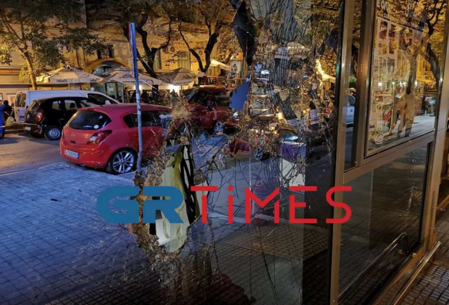 Σοβαρά επεισόδια μεταξύ αντιεξουσιαστών και Αστυνομίας στη Θεσσαλονίκη - Έγιναν 4 προσαγωγές (βίντεο και φωτογραφίες)