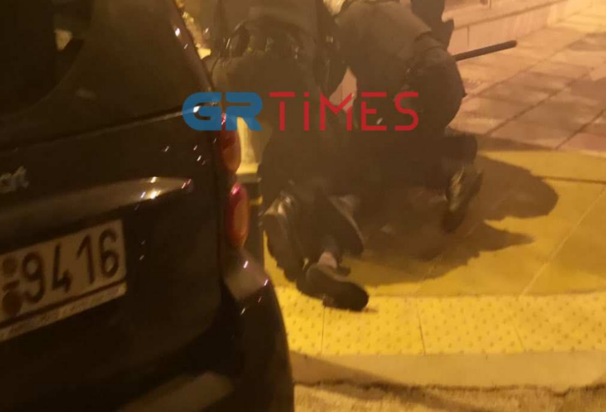 Σοβαρά επεισόδια μεταξύ αντιεξουσιαστών και Αστυνομίας στη Θεσσαλονίκη - Έγιναν 4 προσαγωγές (βίντεο και φωτογραφίες)