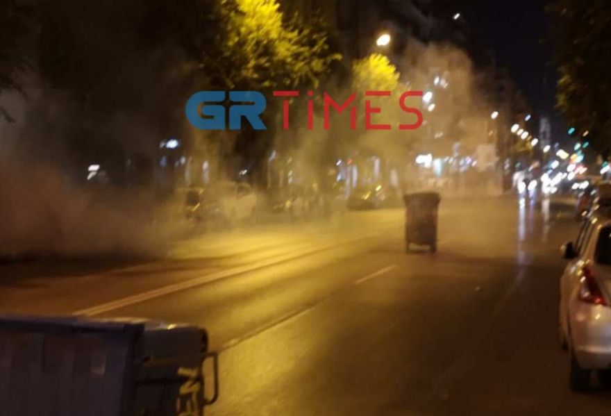 Σοβαρά επεισόδια μεταξύ αντιεξουσιαστών και Αστυνομίας στη Θεσσαλονίκη - Έγιναν 4 προσαγωγές (βίντεο και φωτογραφίες)
