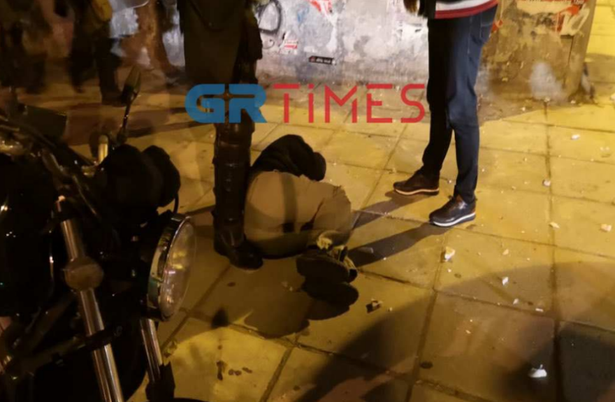 Σοβαρά επεισόδια μεταξύ αντιεξουσιαστών και Αστυνομίας στη Θεσσαλονίκη - Έγιναν 4 προσαγωγές (βίντεο και φωτογραφίες)