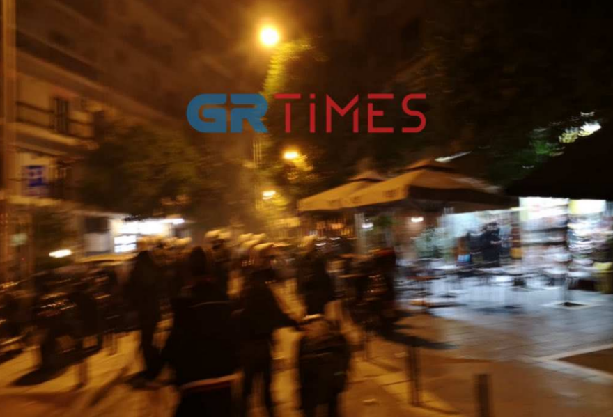 Σοβαρά επεισόδια μεταξύ αντιεξουσιαστών και Αστυνομίας στη Θεσσαλονίκη - Έγιναν 4 προσαγωγές (βίντεο και φωτογραφίες)