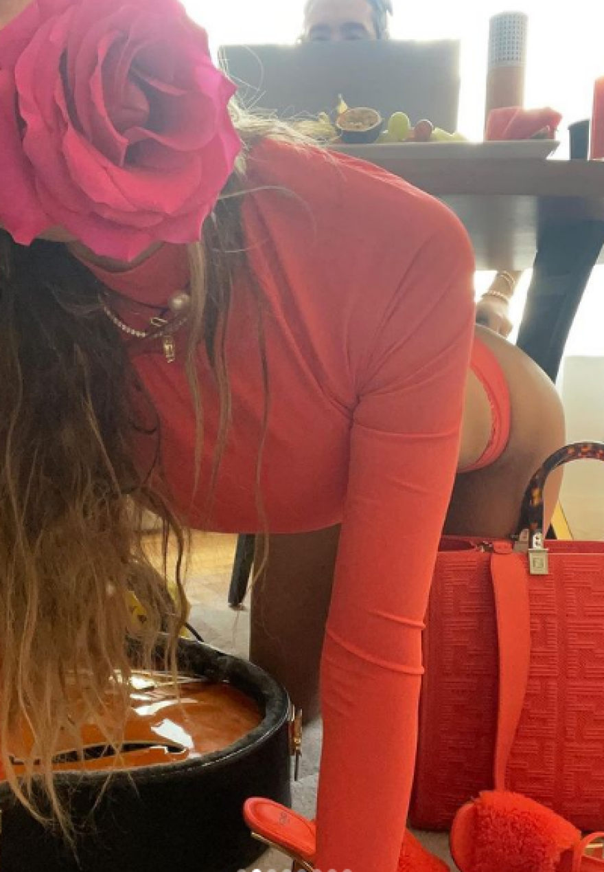 Χάιντι Κλουμ: Φοράει εσώρουχα Fendi και φωτογραφίζει την «πίσω όψη» της στον καθρέφτη 