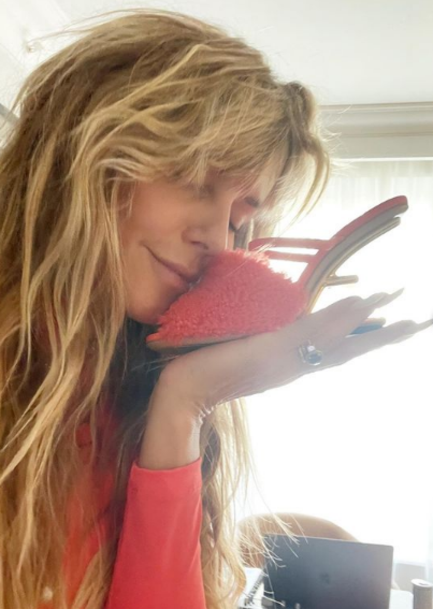 Χάιντι Κλουμ: Φοράει εσώρουχα Fendi και φωτογραφίζει την «πίσω όψη» της στον καθρέφτη 