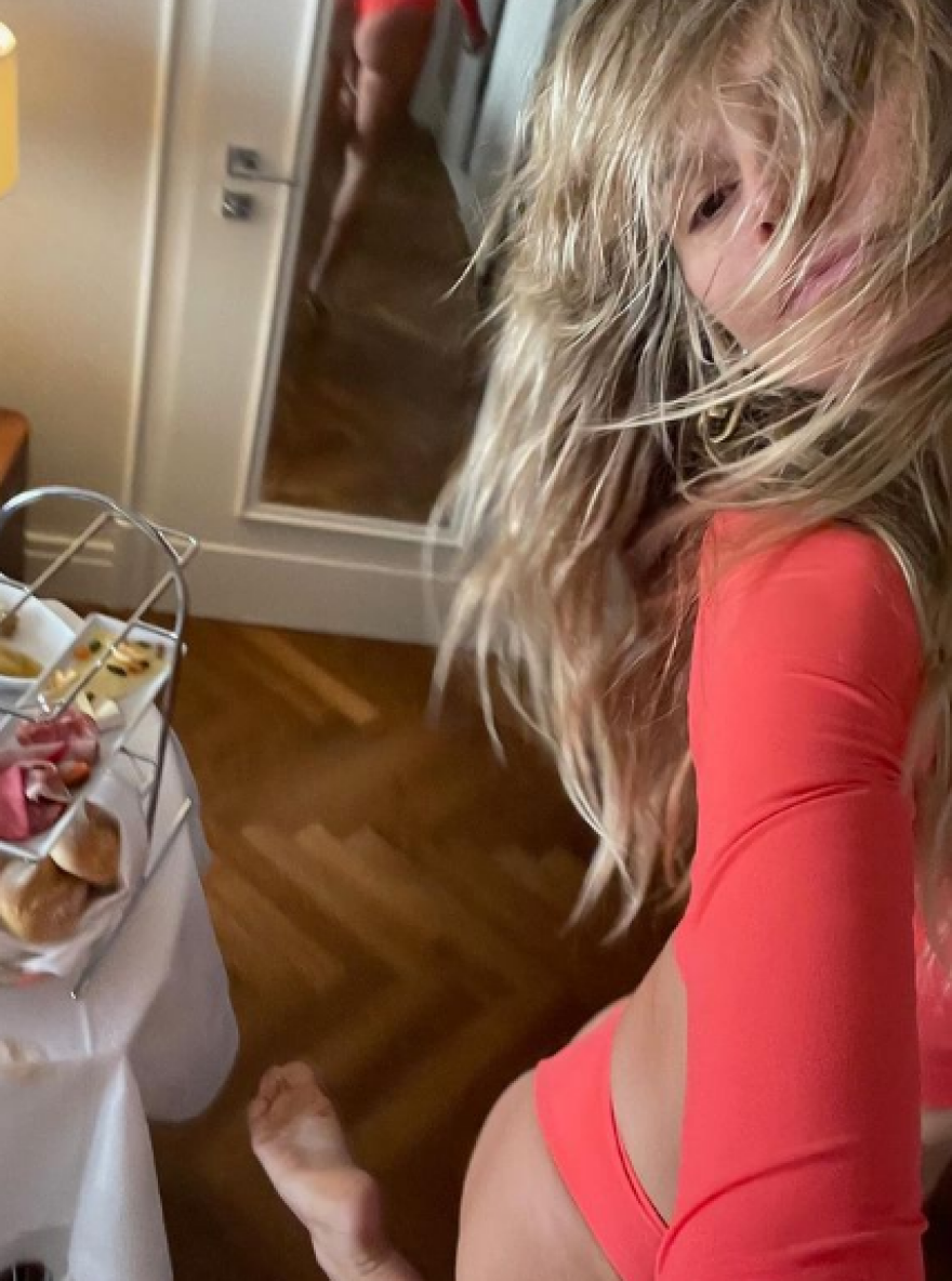 Χάιντι Κλουμ: Φοράει εσώρουχα Fendi και φωτογραφίζει την «πίσω όψη» της στον καθρέφτη 