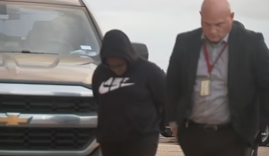 Συνελήφθησαν η μητέρα και ο φίλος της για την εγκατάλειψη τριών παιδιών σε διαμέρισμά μαζί με το πτώμα του αδελφού τους