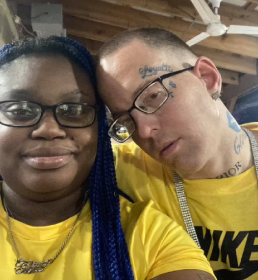 Συνελήφθησαν η μητέρα και ο φίλος της για την εγκατάλειψη τριών παιδιών σε διαμέρισμά μαζί με το πτώμα του αδελφού τους