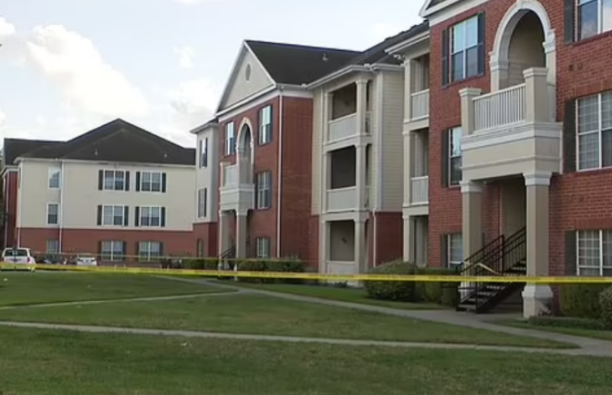 Συνελήφθησαν η μητέρα και ο φίλος της για την εγκατάλειψη τριών παιδιών σε διαμέρισμά μαζί με το πτώμα του αδελφού τους