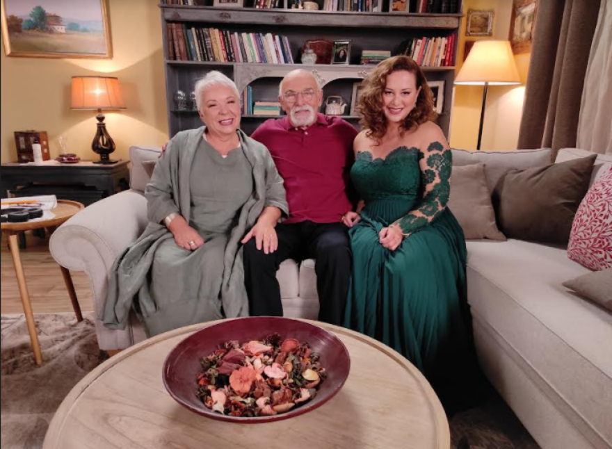 Μην αρχίζεις την μουρμούρα: Ο Μηνάς πολιορκείται στενά από μία γυναίκα, όσο η Βούλα λείπει σε ταξίδι