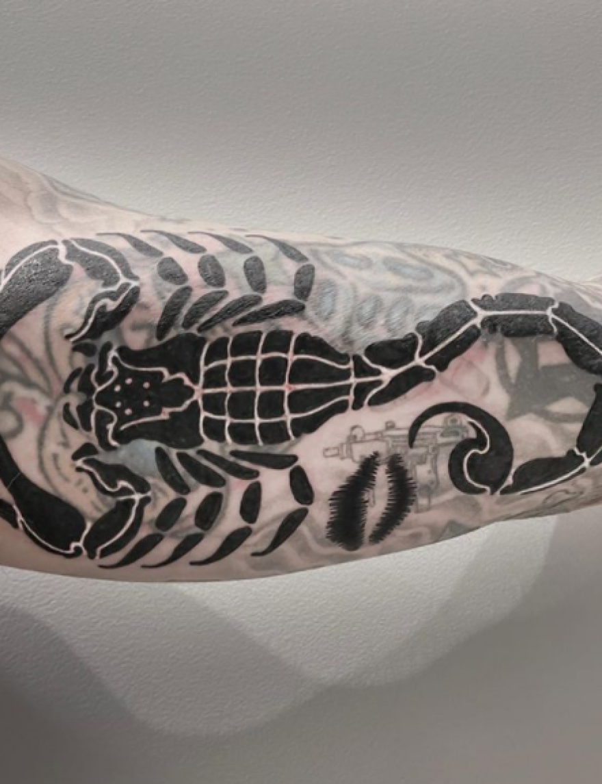 Τράβις Μπάρκερ: «Έσβησε» το τατουάζ με το όνομα της πρώην συζύγου του... κάνοντας τατουάζ τα χείλη της Κόρτνεϊ Καρντάσιαν