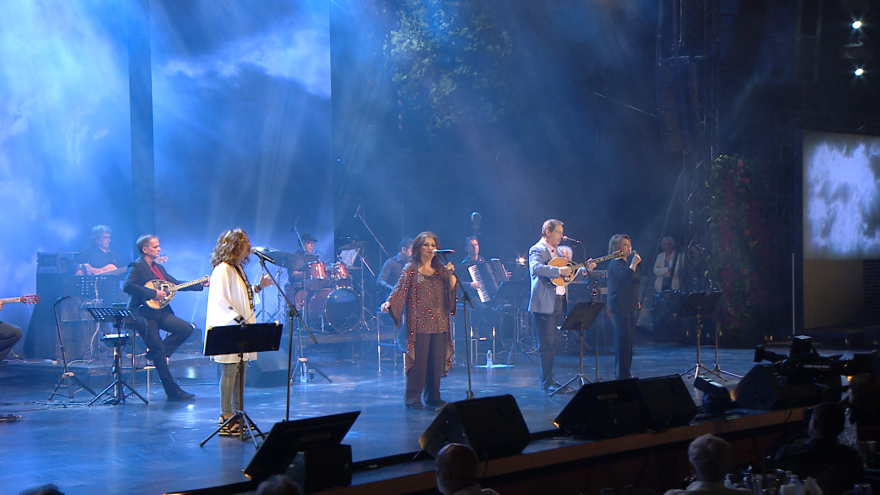 «Σπίτι με το MEGA»: Μια βραδιά με αθάνατα λαϊκά τραγούδια του Χρήστου Νικολόπουλου