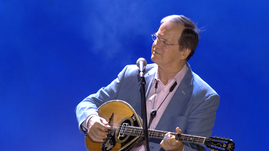 «Σπίτι με το MEGA»: Μια βραδιά με αθάνατα λαϊκά τραγούδια του Χρήστου Νικολόπουλου