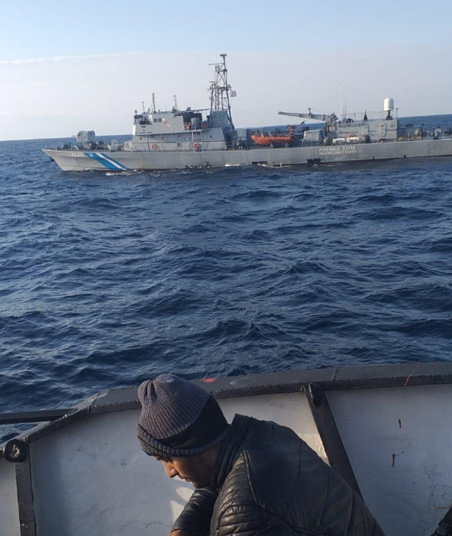 Δείτε βίντεο από τη γιγαντιαία επιχείρηση διάσωσης τουλάχιστον 400 αλλοδαπών ανατολικά της Κρήτης