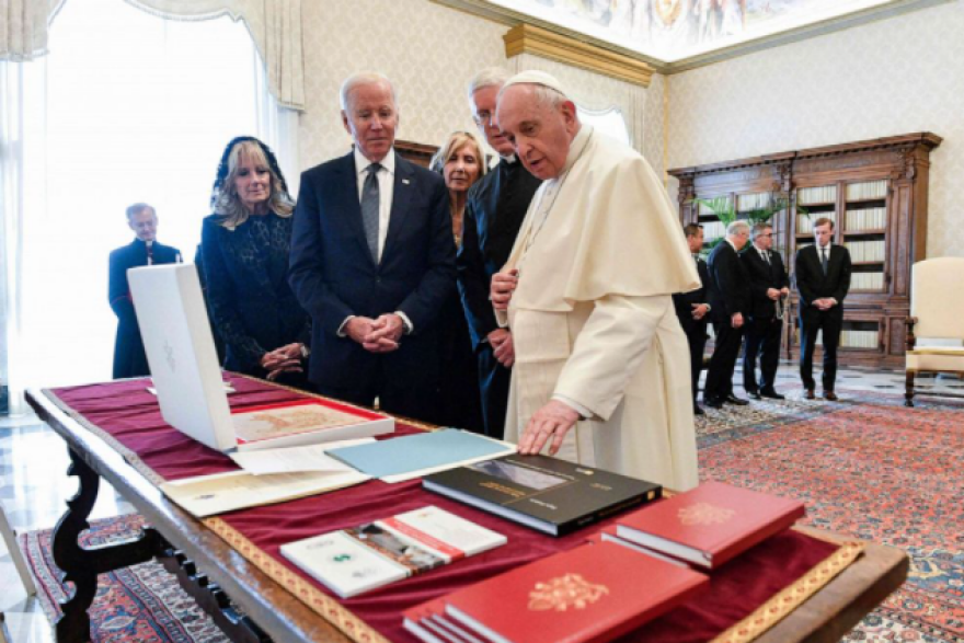 Ο Μπάιντεν λέει ότι ο Πάπας του είπε ότι είναι «καλός Καθολικός» εν μέσω κριτικής για τις απόψεις του για τις αμβλώσεις