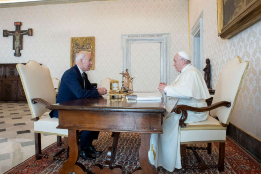 Ο Μπάιντεν λέει ότι ο Πάπας του είπε ότι είναι «καλός Καθολικός» εν μέσω κριτικής για τις απόψεις του για τις αμβλώσεις