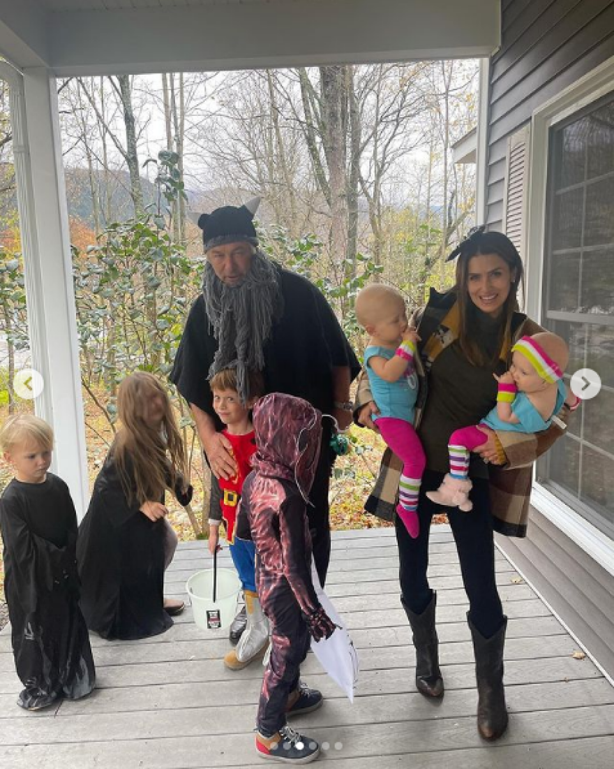 Άλεκ Μπάλντουιν: 10 μέρες μετά τον θάνατο της Χαλίνα Χάτσινς ντύθηκε μασκαράς