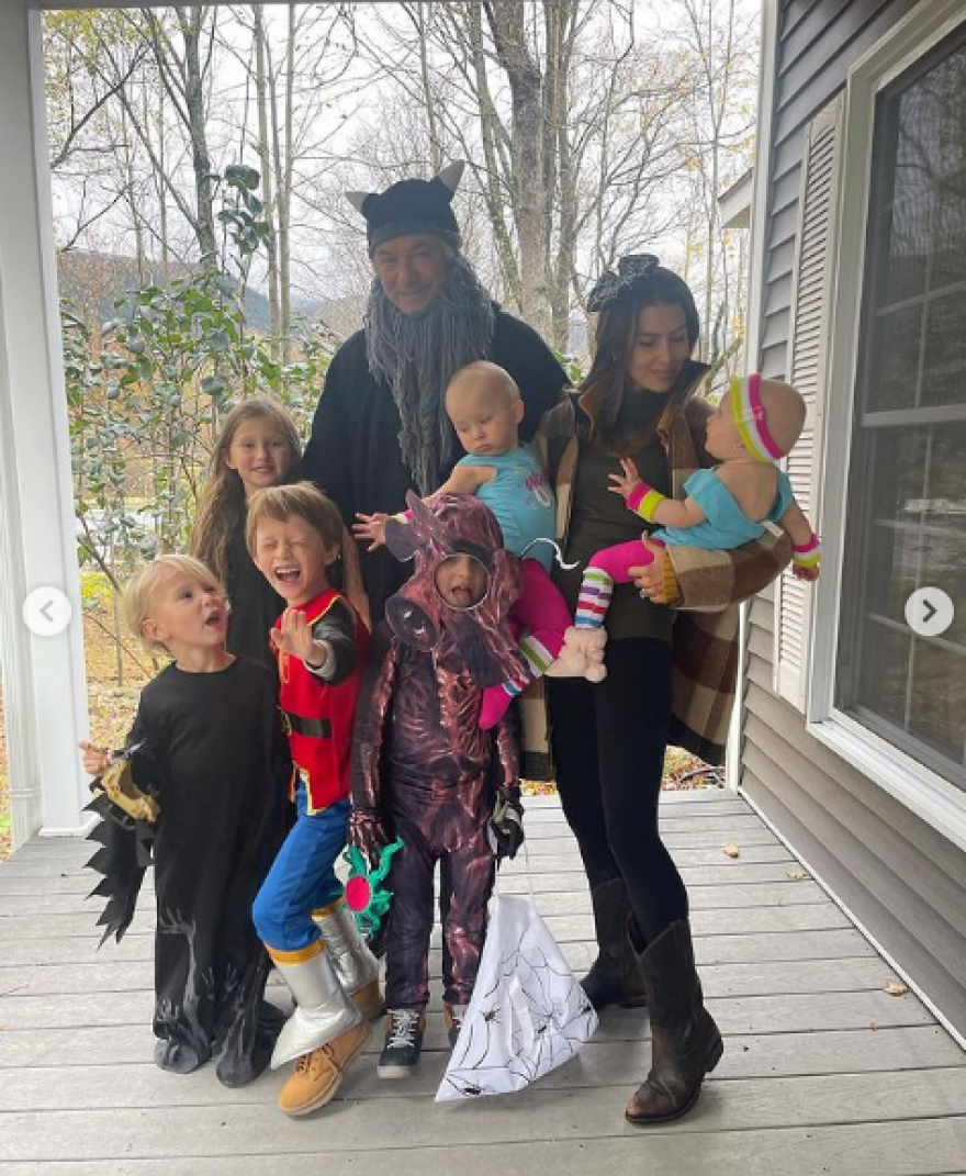 Άλεκ Μπάλντουιν: 10 μέρες μετά τον θάνατο της Χαλίνα Χάτσινς ντύθηκε μασκαράς