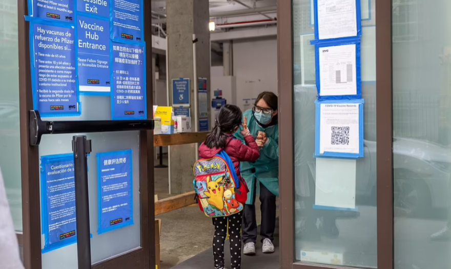 Ο δήμαρχος της Νέας Υόρκης δίνει… κίνητρο 100 δολαρίων σε παιδία 5-11 ετών για να εμβολιαστούν